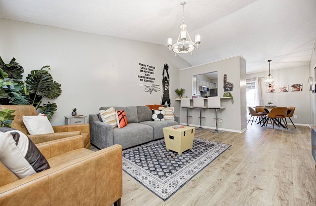 5 minutes to Grand Park, Single Level, Games, Chalkwall, Backyard Firepit & BBQ!