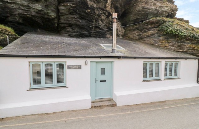 SMUGGLERS COTTAGE, pet friendly, with open fire in Tintagel