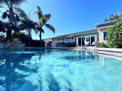 Snazzy 6 Bedroom 3 bath pool home 1/2 mile walk to Disney
