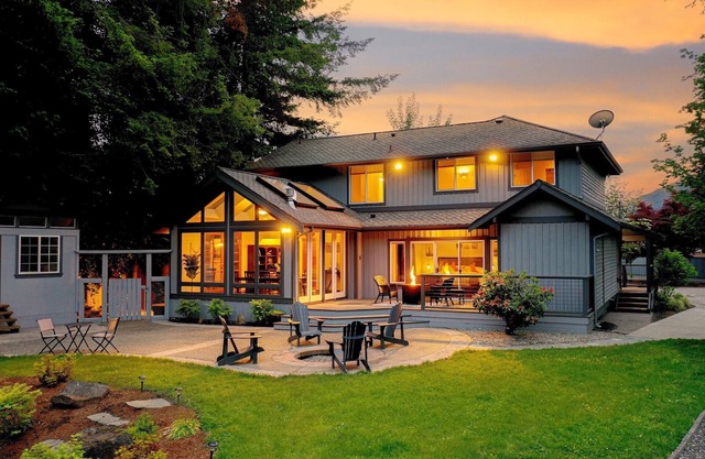 Snoqualmie downtown private home on the river