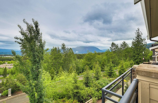 Snoqualmie Townhome w/ Balcony & Mountain Views!