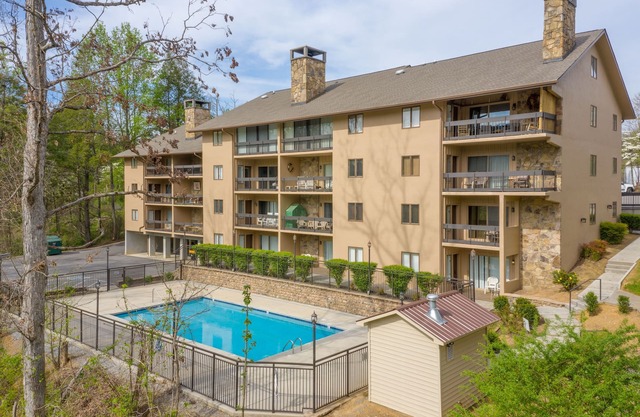 SNORING BEAR Holly Ridge Condo 2 LITS / 2 BA VUES PISCINE À PIED DU CENTRE-VILLE DE GATLINBURG