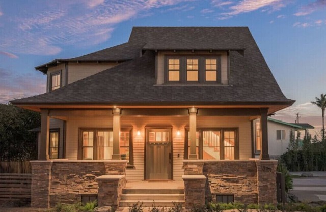 SNOW BIRDS Monthly discounts available! 4 bed remodeled stunning bungalow!