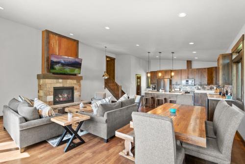 Snow Ghost Den True Ski in Ski out sleeps 9 people 3 Bed 2 and a half bathrooms Home with private hot tub