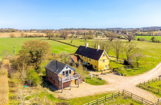 Une grange magnifiquement rénovée donnant sur des terres et des terres agricoles