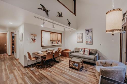 Snowater Condo 91 - Wi-Fi - Pets Ok - Sleeps 6
