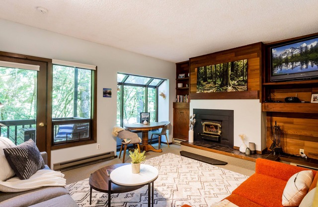 Cedar Suite at Snowater ~ 4 personnes, Piscine chauffée, Terrains de sport, Sauna, Animaux acceptés