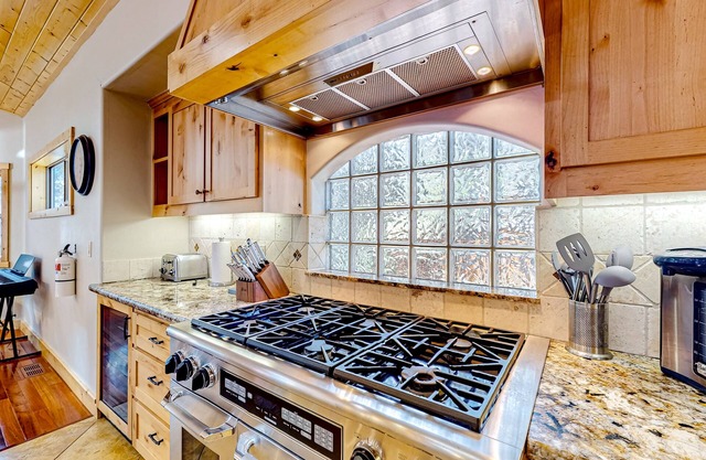 Snowbird-friendly house with private hot tub, grill, and two gas fireplaces
