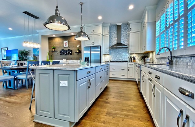 Snowbird-friendly townhome near the Gulf with a hot tub, WiFi, AC, washer/dryer