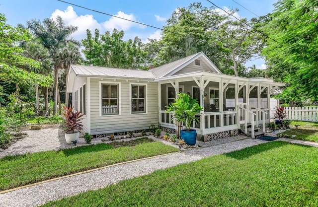 Snowbird-friendly historical cottage with high-speed WiFi & washer/dryer