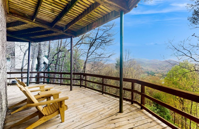Snowbird-friendly cabin with amazing mountain views, porch & central AC