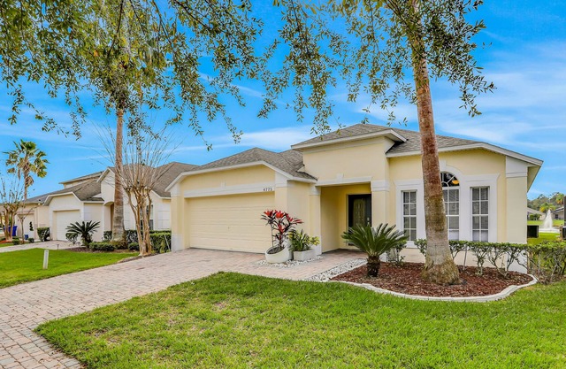 Snowbird-friendly home with private outdoor pool, grill, patio, lake views, & AC