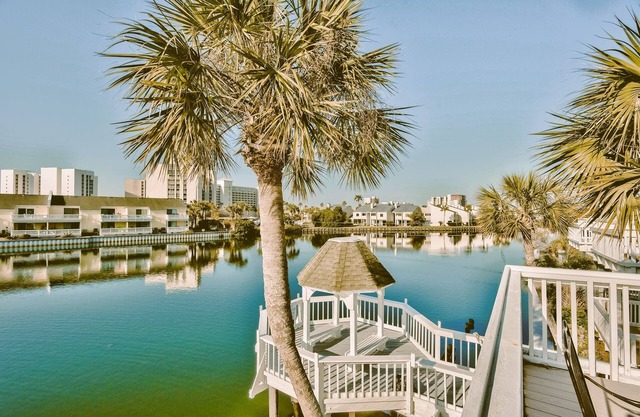 KID AND DOG FRIENDLY, OVERLOOKING THE LAKE AND JUST A 5 MINUTE WALK TO THE BEACH