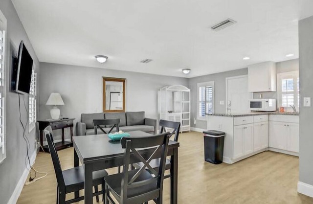 Snowbirds save 50% Clean , pets, beachside apt. Downtown Flagler Beach -Sleeps 4