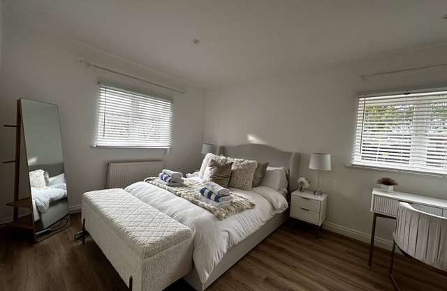 SNOWDROP - UNIQUE STAY | SLEEPS 2 | PETS ALLOWED | HOT TUB | BBQ | PATIO | WI-FI