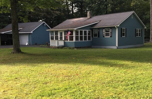 Snowmobilers and 4 wheelers! Cozy cottage in the woods! Close to all trails!
