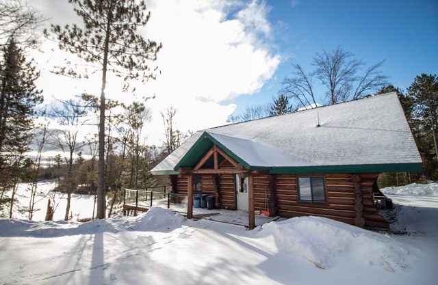 Motoneigistes et skieurs Accueil en bois rond scandinave complet sur un lac privé