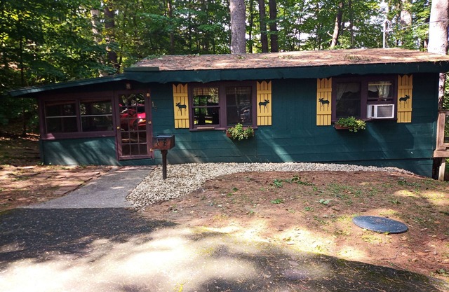 Snowshoe Hare Cabin at the Adirondack Lodge - 5 mins to Lake George Village