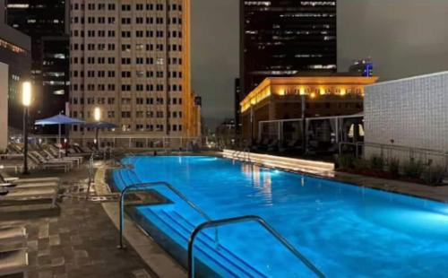Snug 3BR HighRise with Pool, Spa & Rooftop Views