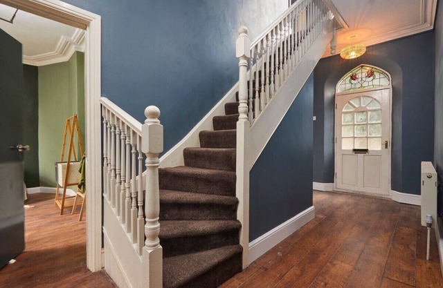 Snug House proudly presents this traditional stylish 6-Bedroom home away from home