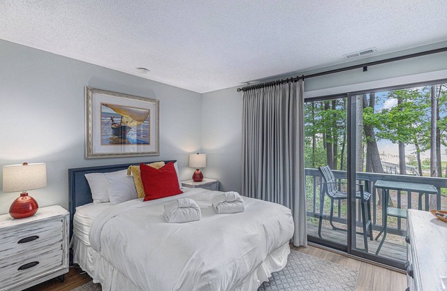 ☀ Snug Lake View Condo @ The Shores