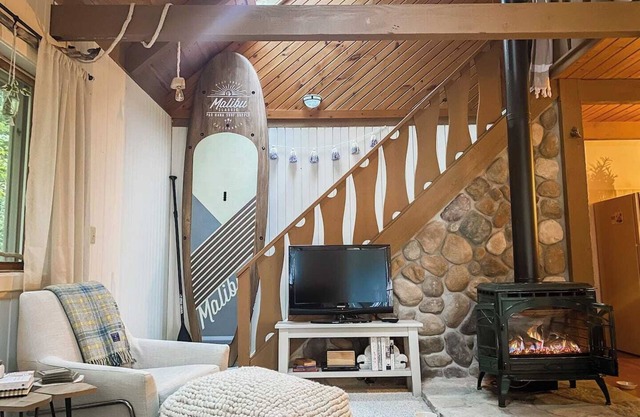"Snug Life" - Sturgeon Bay Lakeshore Cabin - Barrel Sauna