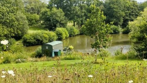 Snug & Secluded Lakeside Shepherds Hut 'Carp'