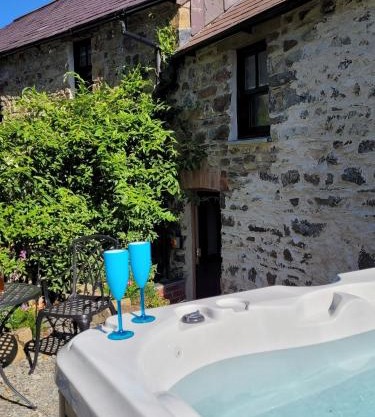 Snuggle hot tub Dolgoy
