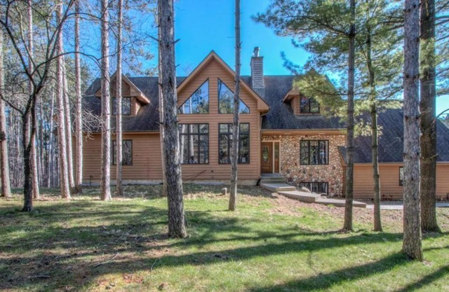 Si spacieux et confortable! Près du lac avec une cour privée avec piscine