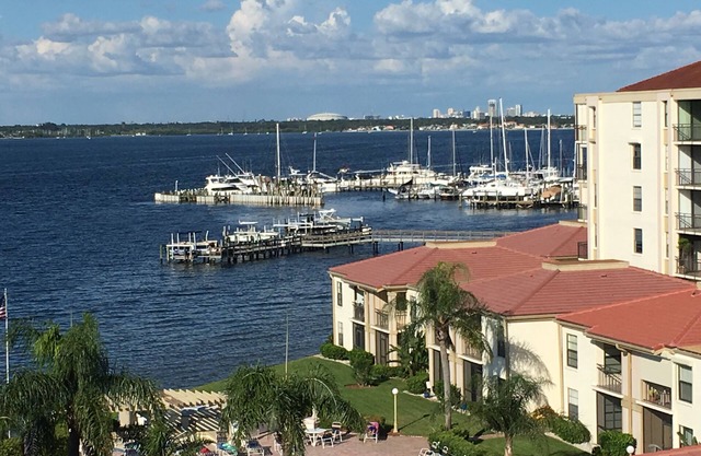 Profitez du soleil et des vues sur l'eau de cette spacieuse escapade côtière en Floride