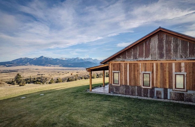 Soaring Eagle Guest Cabin: Epic Views in Big Sky Country