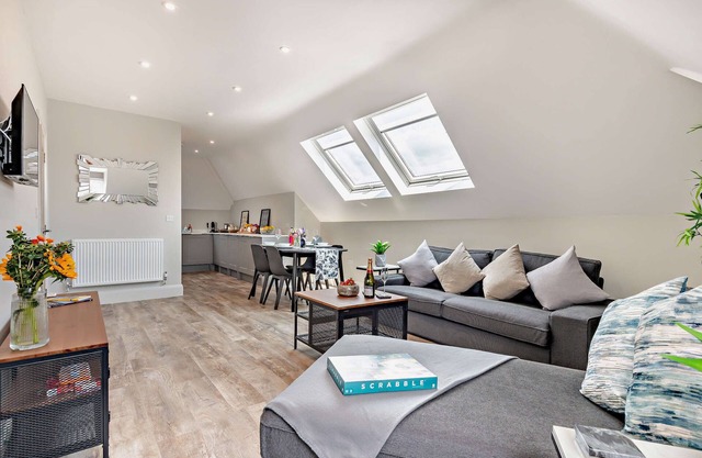 SOBO Loft – Sleek Southbourne 2-Bed Near to Beach