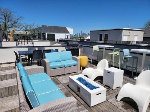 Social House with King bed with 2 car garage parking!