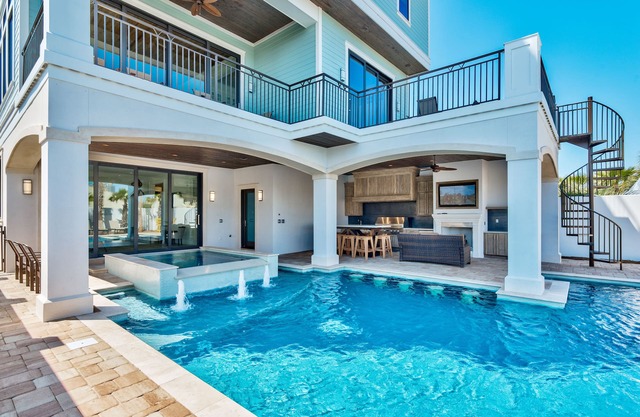 4 histoires pleines de Steps de luxe de la plage privée
