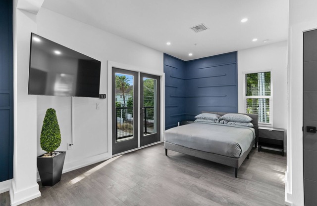 SoHo/Hyde Park Luxury Studio Apt