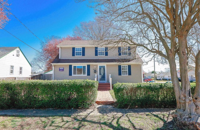 Sojourn Spacious Family Retreat w/ Fenced Backyard