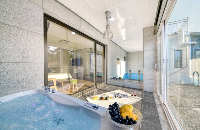 Sokcho Lasso Pool Villa Pension