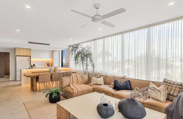 Sol 701 - Coolangatta Kirra Luxury - Linen Provided - Min. 3 Night Stays