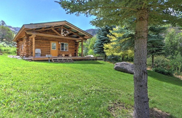 Solar-Powered MTN Cabin in Glenwood Canyon, Western Activities on Site!