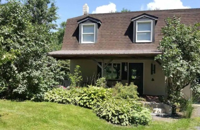 Comfy Country Cottage-secluded scenic setting, spacious outdoor areas.