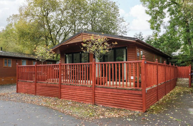 SOMERFORD LODGE, pet friendly, with hot tub in Windermere