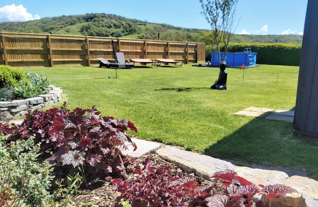 Somerset, detached cottage, large enclosed garden, hot tub, pet friendly!