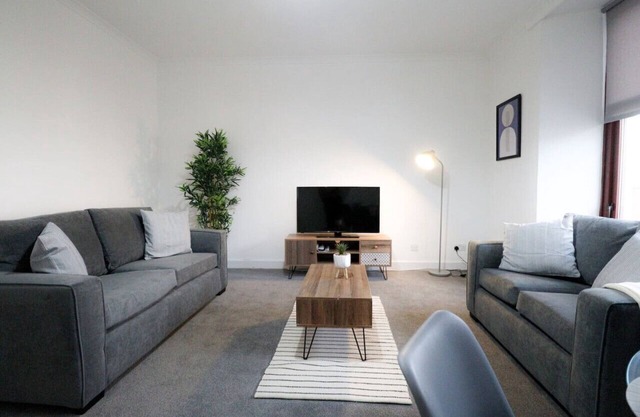 Pillow Partners are proud to present this stylish first floor which is ideal for contractors, fam...