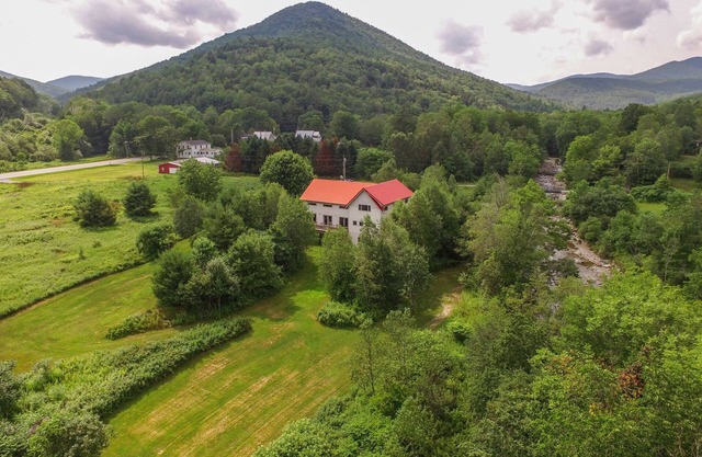 Songbird Haven – Majestic VT Timberframe, maison pour chiens le long de la rivière Blanche