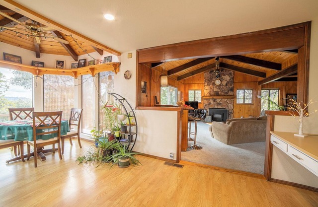Sonora Splendor – Stately 3 BDR on Secluded Lot w/Sauna, Pool Table & More!