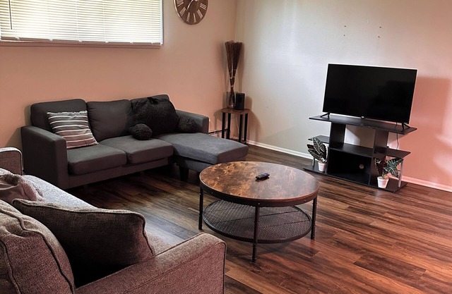 Soothing 2-bedroom apartment in Maple Hts