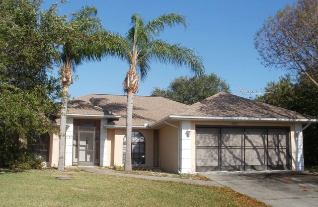 Soothing 3-bedroom house with AC in Port Charlotte. On the river ,near beach