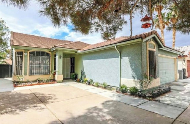 Soothing 3-bedroom house with AC and POOL in vibrant Las Vegas