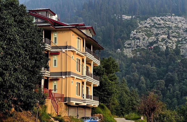 Soothing 3-bedroom in Narkanda. Nestled in the middle of Apple Orchards