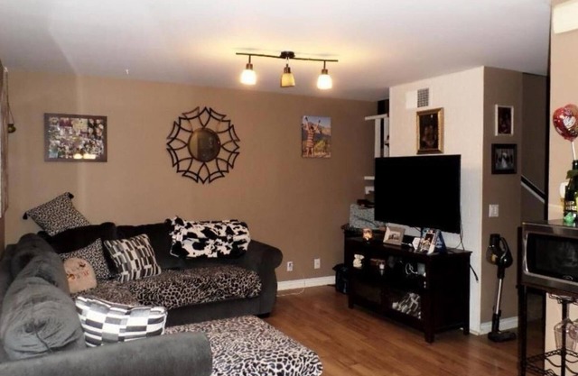 Soothing townhome with WiFi in Spring Valley